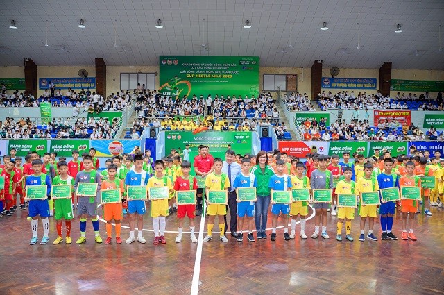 trong-khuon-kho-giai-bong-da-nhi-dong-u11-toan-quoc-nestle-milo-da-trao-tang-16-suat-hoc-bong-co-chi-thi-nen-cho-16-em-cau-thu-no-luc-vuot-qua-kho-khan-cua-ban-than-1693062475.jpg