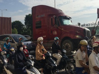 Nằm dưới gầm xe tải để sửa chữa phương tiện, tài xế bị xe container tông tử vong ở Sài Gòn