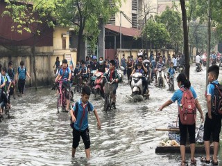 1.400 học sinh nghỉ học vì nước thải tràn vào trường học