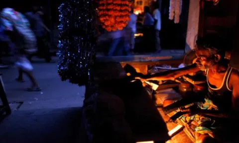 Lưới điện quốc gia sập, 80% dân Bangladesh sống trong bóng tối