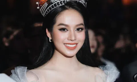 Hoa hậu Thanh Thủy thừa nhận sửa mũi và vòng một