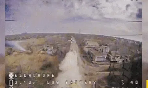 Cơ quan An ninh Ukraine tung video UAV tự sát lao vào xe bọc thép Nga