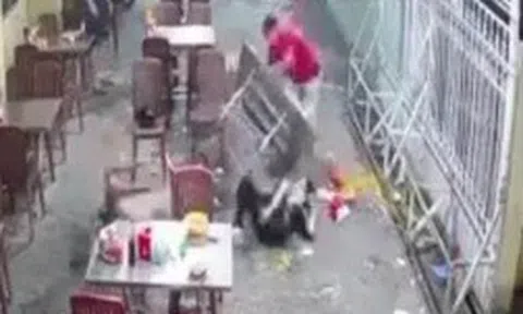 Vụ người đàn ông vác bàn đập một phụ nữ: Đập xong lại cùng về nhà