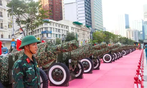 Người dân hào hứng chụp hình bên dàn pháo lễ được lắp đặt ở bến Bạch Đằng