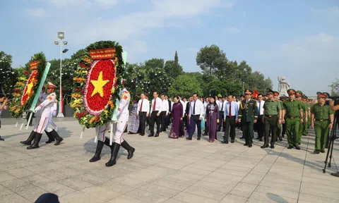 TP Hồ Chí Minh dâng hoa, dâng hương tưởng nhớ Anh hùng liệt sĩ